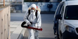 Ανδρας για απολύμανση λόγω κορωνοϊου