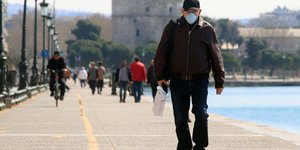 Κόσμος στην παραλία της Θεσσαλονίκης