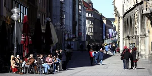 Κόσμος σε καφέ σε δρόμο της Γερμανίας