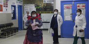 Γιατροί και πολίτες στη Βολιβία φορούν μάσκες για προστασία από τον κορωνοϊό