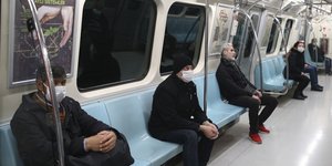 Τούρκοι πολίτες με μάσκες κρατούν αποστάσεις στο μετρό