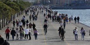 Πλήθος κόσμου στην παραλία Θεσσαλονίκης την Κυριακή παρά τα μέτρα ενάντια στον κορωνοϊό