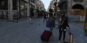 Κόσμος περπατά στην Πάτρα