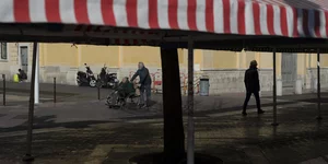Κόσμος περπατά στη Νίκαια της Γαλλίας