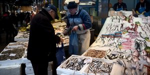 κόσμος ψωνίζει για το σαρακοστιανό τραπέζι