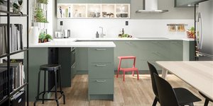 Μοντέρνα κουζίνα με φυστικί πάγκο