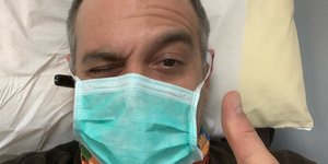 Ο Κρατερός Κατσούλης με μάσκα μπαίνει σε καραντίνα για τον κορωνοϊό