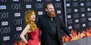 O Κρίστοφερ Χίβτζου με την σύζυγό του στο κόκκινο χαλί