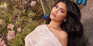 Η Κάιλι Τζένερ με λευκό βρεγμένο φόρεμα