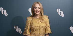 Η Κάιλι Μινόγκ με φόρεμα κίτρινο