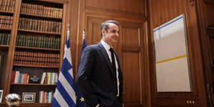Ο Κυριάκος Μητσοτάκης στο γραφείο του στο Μέγαρο Μαξίμου