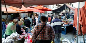 Τα γάντια θα μοιράζονται από τους επαγγελματίες πωλητές /