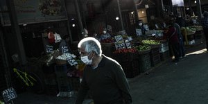 Άνδρας με μάσκα σε λαϊκή αγορά της Χιλής εν μέσω κορωνοϊού
