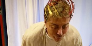 Το τερμάτισε ο Λάκης Γαβαλάς – Έκανε πάρτι γενεθλίων στον κορωνοϊό