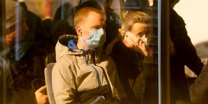 Κόσμος με μάσκες στα Μέσα Μαζικής Μεταφοράς