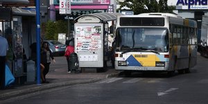 Λεωφορείο φτάνει στην στάση