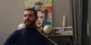 Ο Λεωνίδας Κουτσόπουλος παίζει κιθάρα και τραγουδάει 