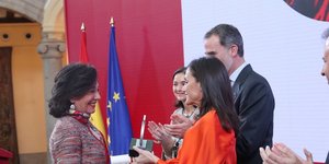 η βασίλισσα Λετίθια με πορτοκαλί τοπ