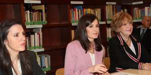 Βασίλισσα Λετίθια με ροζ κοστούμι