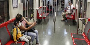 Λιγοστοί επιβάτες σε βαγόνι του μετρό λόγω του κορωνοϊού