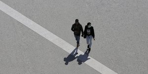 Ζευγάρι σε πλατεία της Λισαβόνας στην Πορτογαλία εν μέσω πανδημίας κορωνοϊού