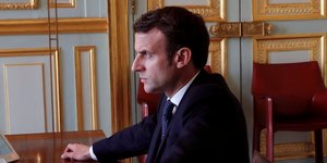 Ο Εμανουέλ Μακρόν κατά την τηλεδιάσκεψη με τους ηγέτες της ΕΕ