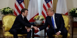 Χειραψία Τραμπ και Μακρόν