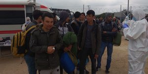 Μυτιλήνη: Μεταφέρθηκαν στην κλειστή δομή Μαλακάσας 436 μετανάστες