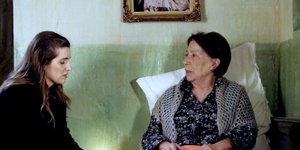 Η Μαρία Κίτσου, στον ρόλο της Ελένης σε σκηνή με την Αλίκη Αλεξανδράκη, την τηλεοπτική Δέσπω στις «Άγριες Μέλισσες»