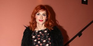 Η Μαρία Κωνσταντάκη με φλοράλ μαύρο φόρεμα