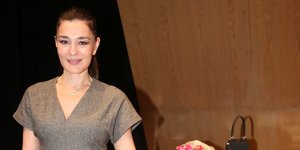 H Μαρία Ναυπλιώτου μπροστά από ένα πιάνο