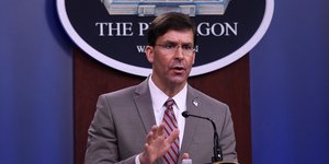 Ο Μαρκ Εσπερ κάνει δηλώσεις στο Πεντάγωνο