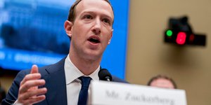 Ο Μαρκ Ζούκερμπεργκ δίνει ομιλία