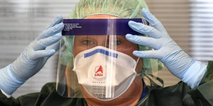 Γυναίκα με μάσκα προστασίας από τον κορωνοϊό