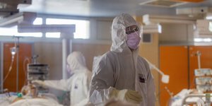 Γιατρός με στολή και μάσκα σε νοσοκομείο αντιμετώπισης κρουσμάτων του κορωνοϊού