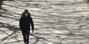 Άνδρας με μάσκα κατά τη διάρκεια της καραντίνας για τον κορωνοϊό