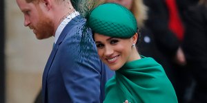 Η Μέγκαν Μαρκλ με πράσινο φόρεμα χαιρετά τον κόσμο