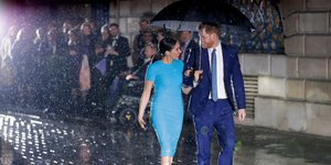 Μέγκαν Μαρκλ και πρίγκιπας Χάρι περπατούν μέσα στην βροχή