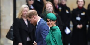 Η Μέγκαν Μαρκλ χαμογελαστή σε πλαϊνή λήψη