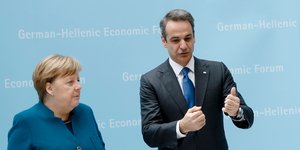 Μητσοτάκης και Μέρκελ συζητούν στο ελληνογερμανικό φόρουμ