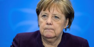 H Ανγκελα Μέρκελ με μοβ ταγιέρ