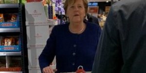 Στο σούπερ μάρκετ χωρίς γάντια και μάσκα, εν μέσω κορωνοϊού η Ανγκελα Μέρκελ