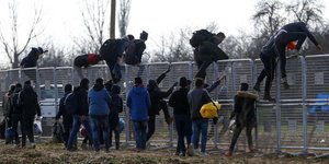 Μετανάστες επιχειρούν να περάσουν τα ελληνοτουρκικά σύνορα στον Έβρο