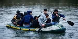 Μετανάστες κάνουν κουπί σε φουσκωτό