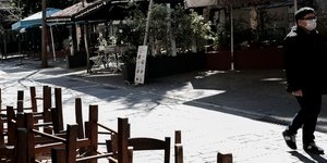 Με μάσκα στην άδεια Αθήνα