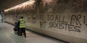 Συνθήματα σε τοίχο του μετρό στην Ακρόπολη