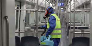 Απολύμανση σε βαγόνι του μετρό