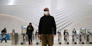 Επιβάτης του μετρό με ιατρική μάσκα