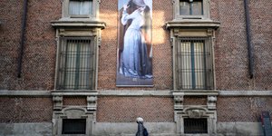 άνθρωπος περπατά στο Μιλάνο