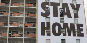 Το μήνυμα μένουμε σπίτι στην πρόσοψη κτιρίου